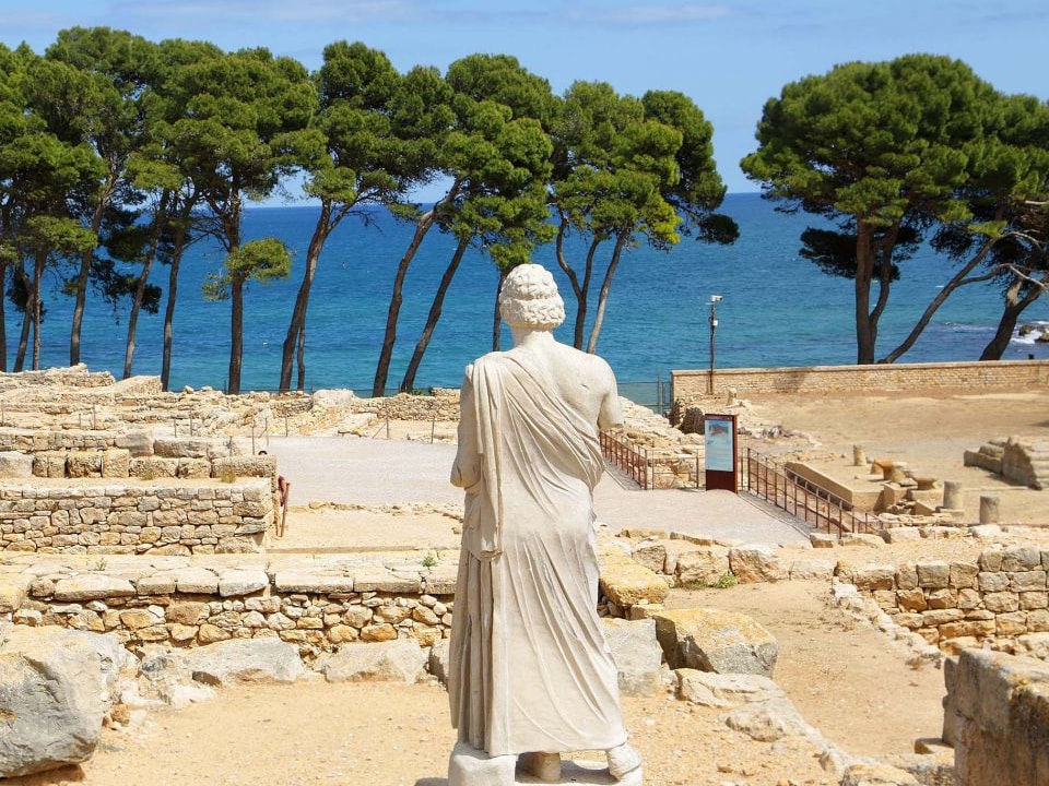 Sant Martí d'Empúries: ruinas griegas de Emporion frente al Mediterráneo