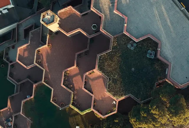 Les Freixes, edificio brutalista hexagonal del Molinet, L'Estartit, vista cenital
