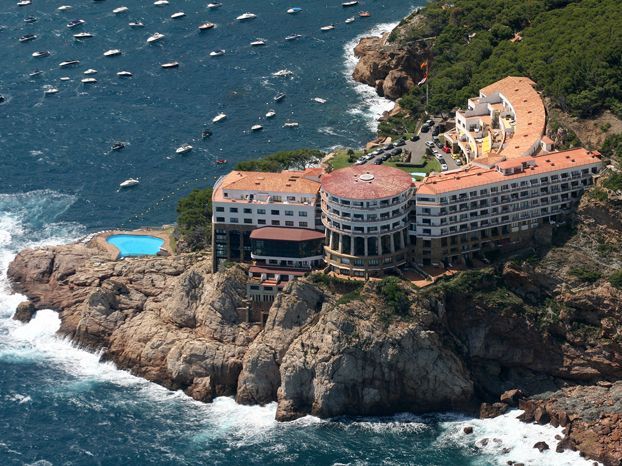 De Begur a L'Escala: 10 cicatrices arquitectónicas leídas desde el mar