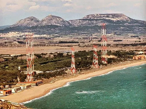 Antenas de Radio Liberty en la playa de Pals durante la Guerra Fría