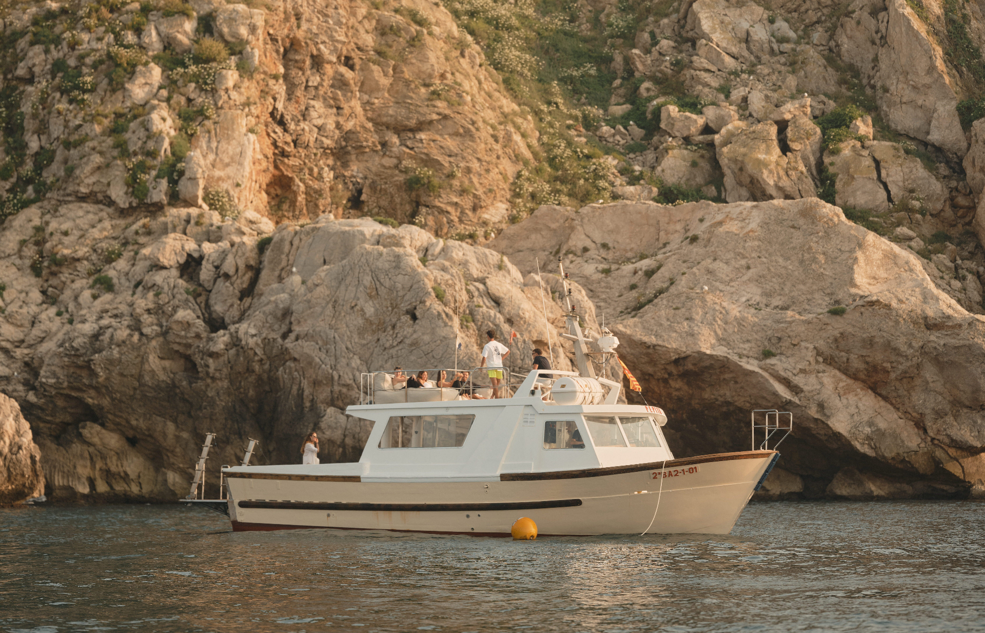 Barco clásico de madera Pepita navegando en la Costa Brava