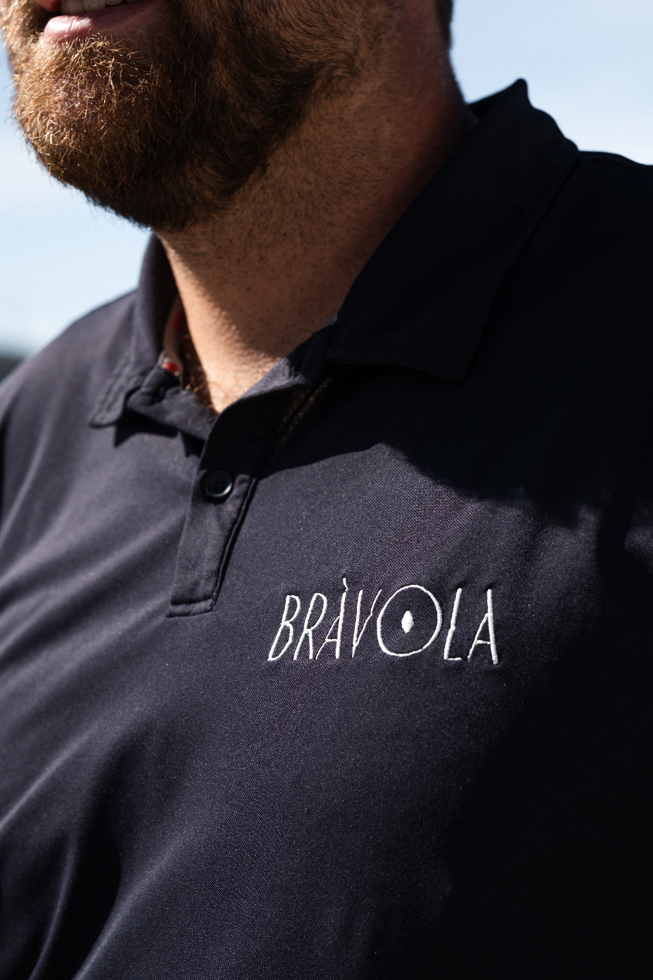 Patrón profesional de Bràvola con uniforme corporativo