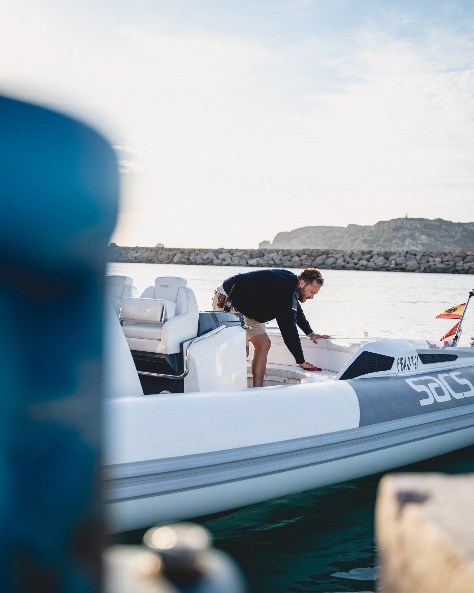 Patrón profesional de Bràvola Charter navegando en la Costa Brava