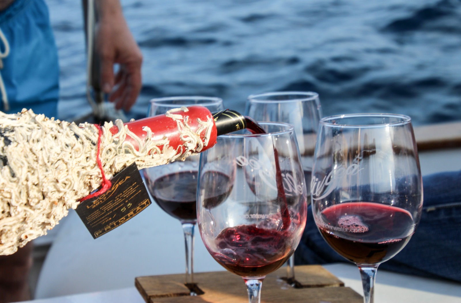 Cata de vinos submarinos a bordo con vistas al Mediterráneo