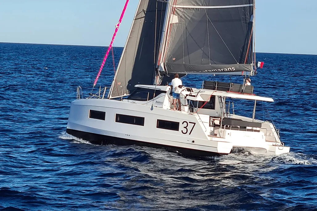 Catamarán Aventura 37 navegando en alta mar