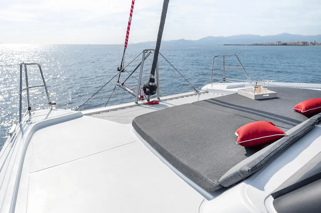Solarium en la proa del catamarán