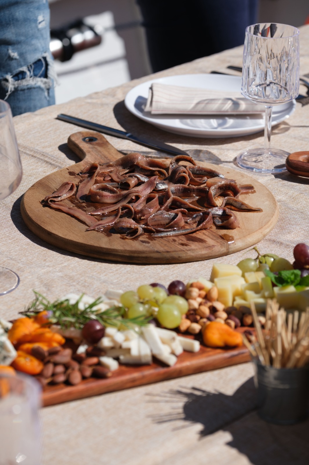 Tabla de anchoas de L'Escala y quesos locales del Empordà