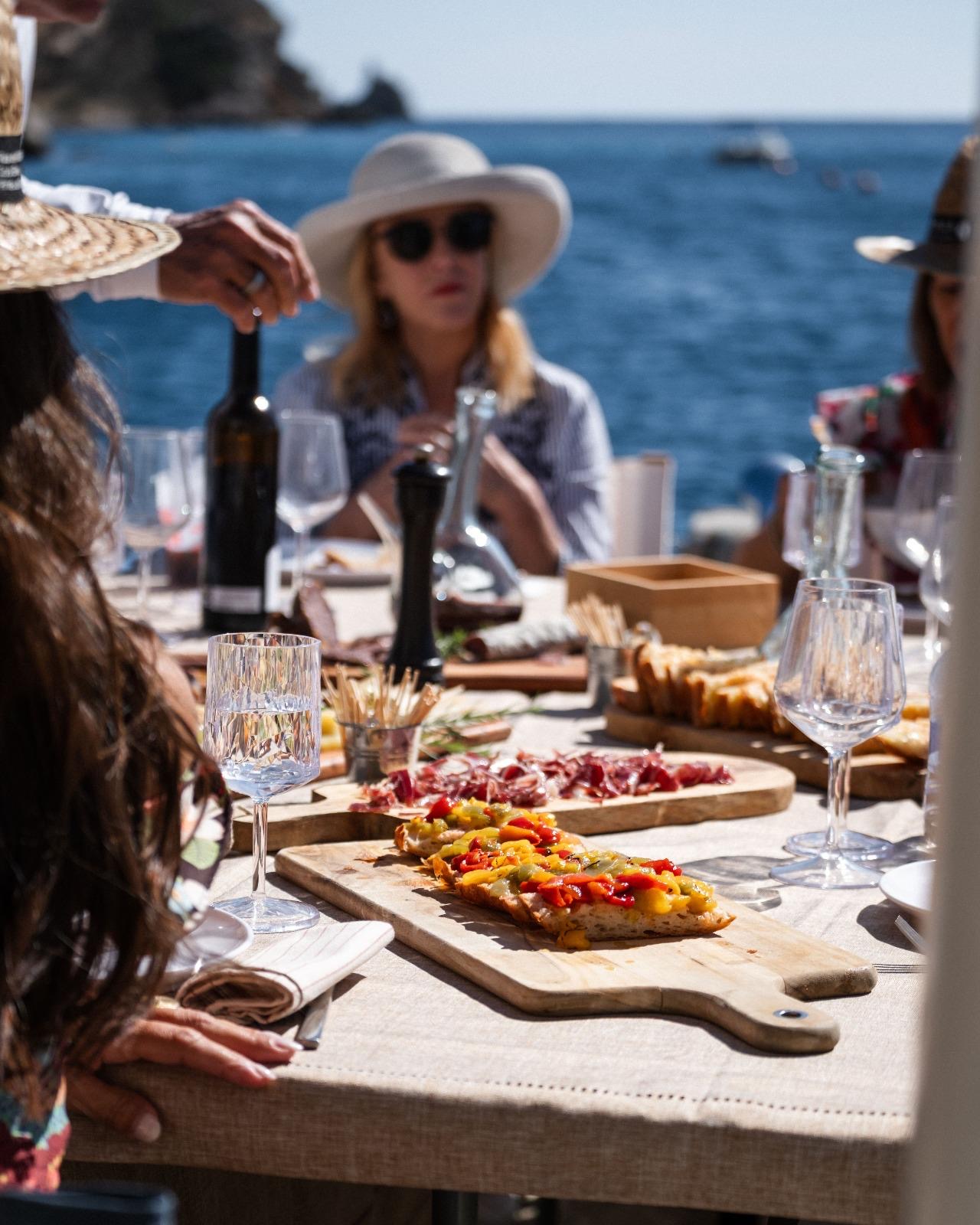 Bruschettas y tabla de embutidos servidos a bordo del barco
