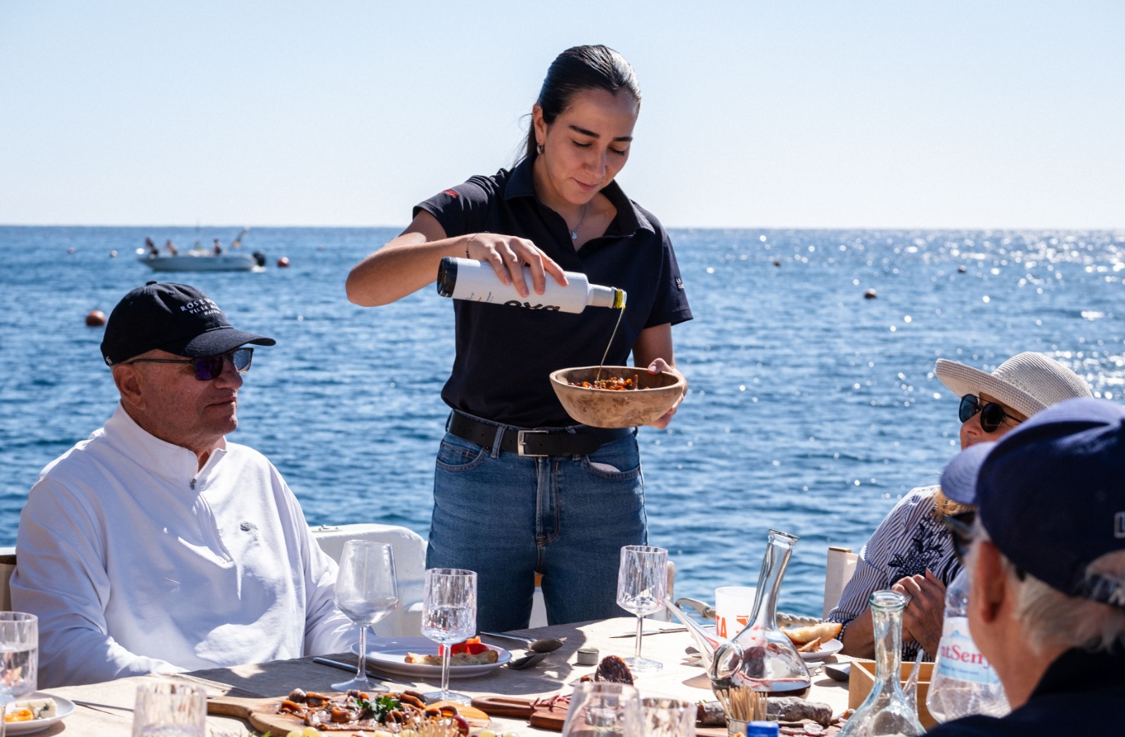 Servicio de aceite de oliva durante el showcooking a bordo