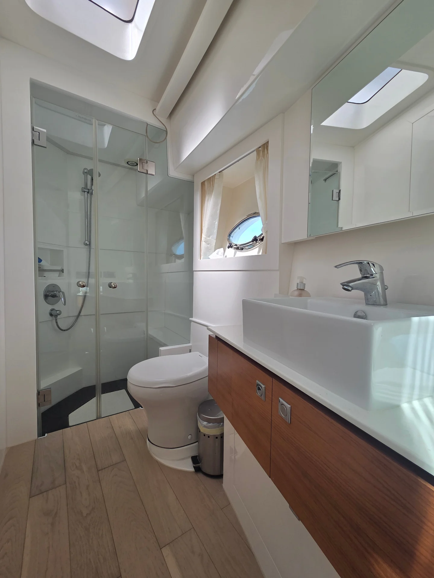 Baño completo con ducha del yate Horizon E54