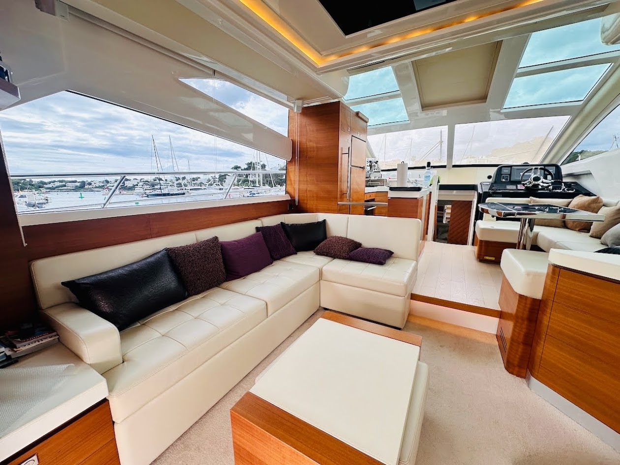 Salón interior del yate Horizon E54 con vistas al puerto