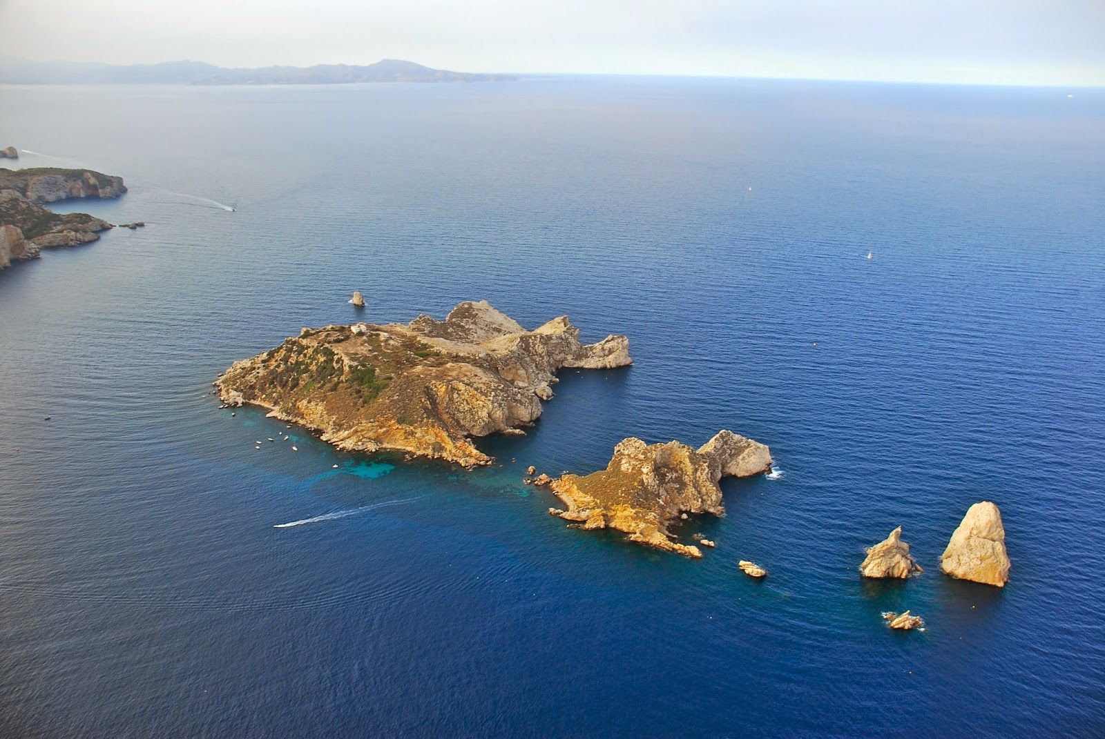 Islas Medas: Guía para Visitar la Reserva Marina en Charter Privado