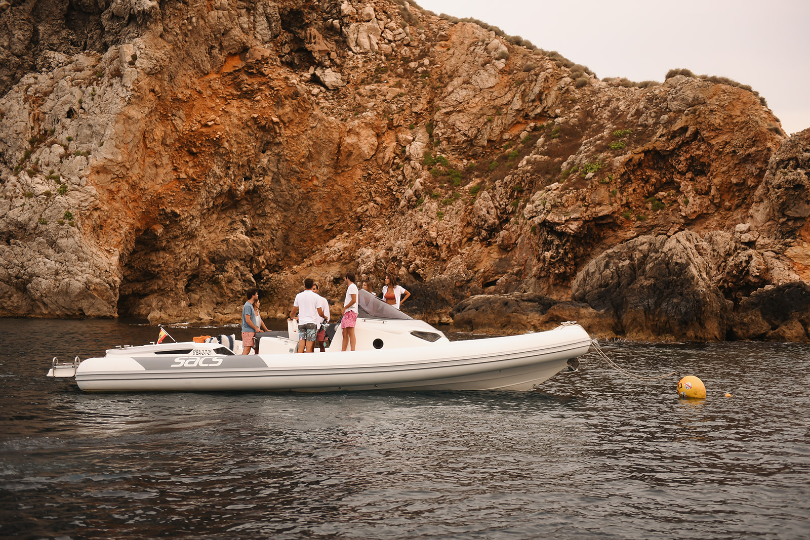Lancha rápida con grupo de amigos en cala