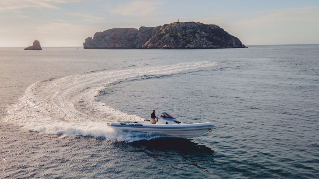 Lancha rápida navegando frente a las Islas Medes