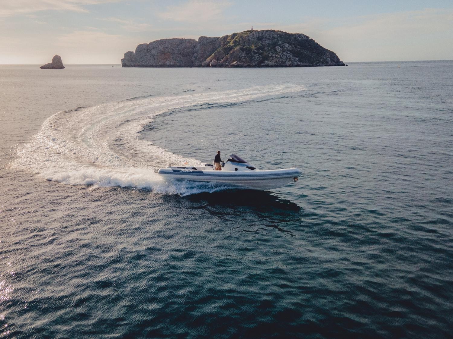 Lancha rápida SACS Strider 11 explorando calas de la Costa Brava