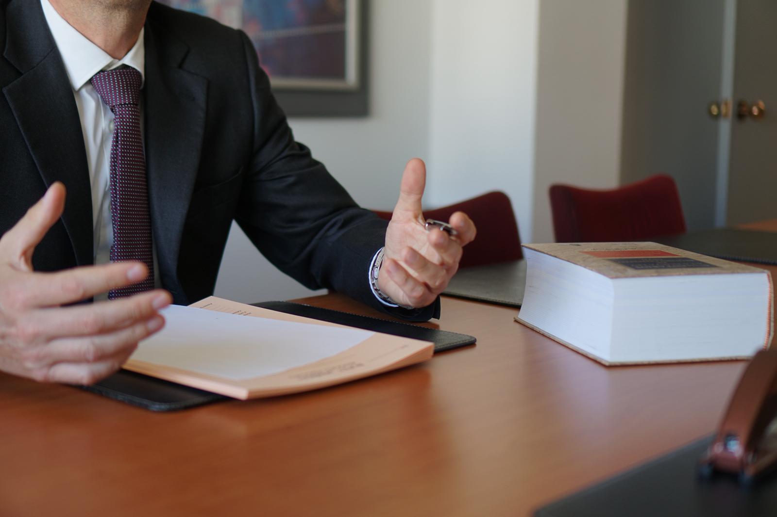 ¿Por Qué es Tan Difícil Alquilar un Barco para Más de 12 Personas?