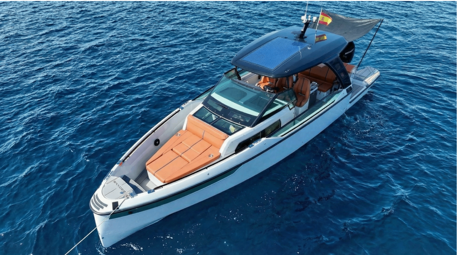 Saxdor 320 GTO vista aérea en aguas cristalinas