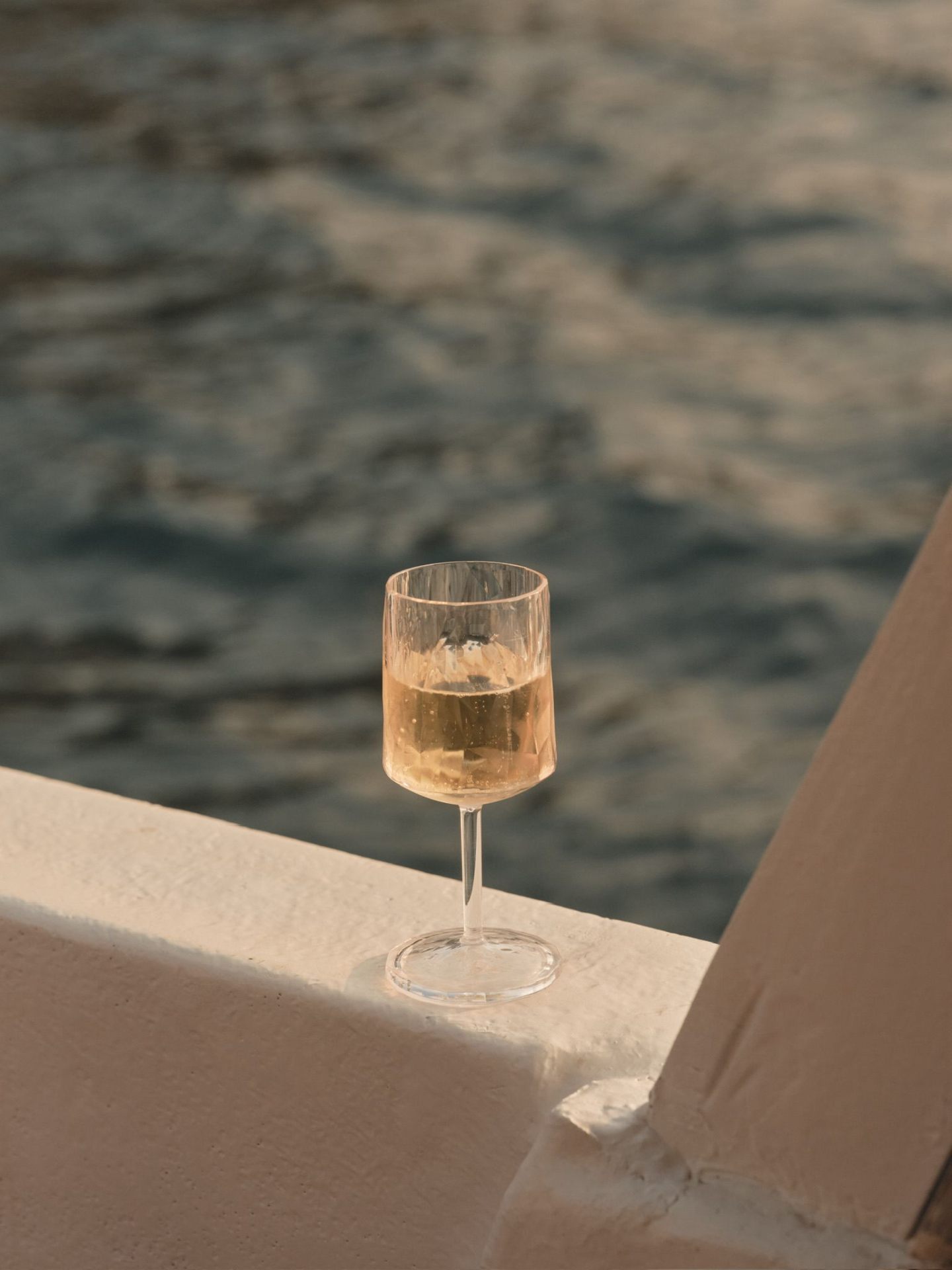 Copa de cava con vistas al mar