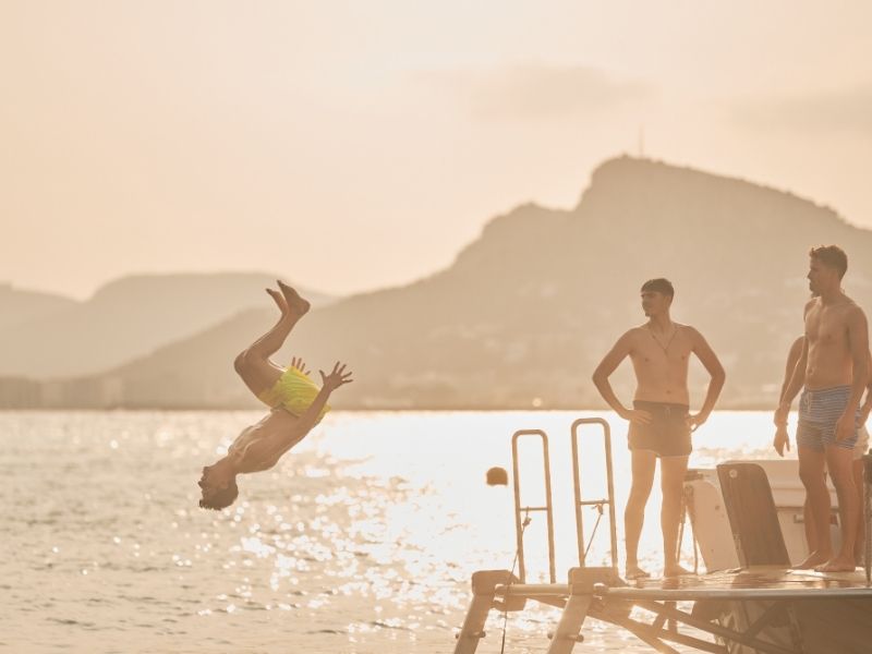 Salto al agua durante el sunset tour