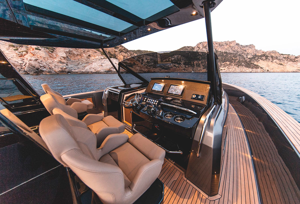 Cabina de mando del Super Yate