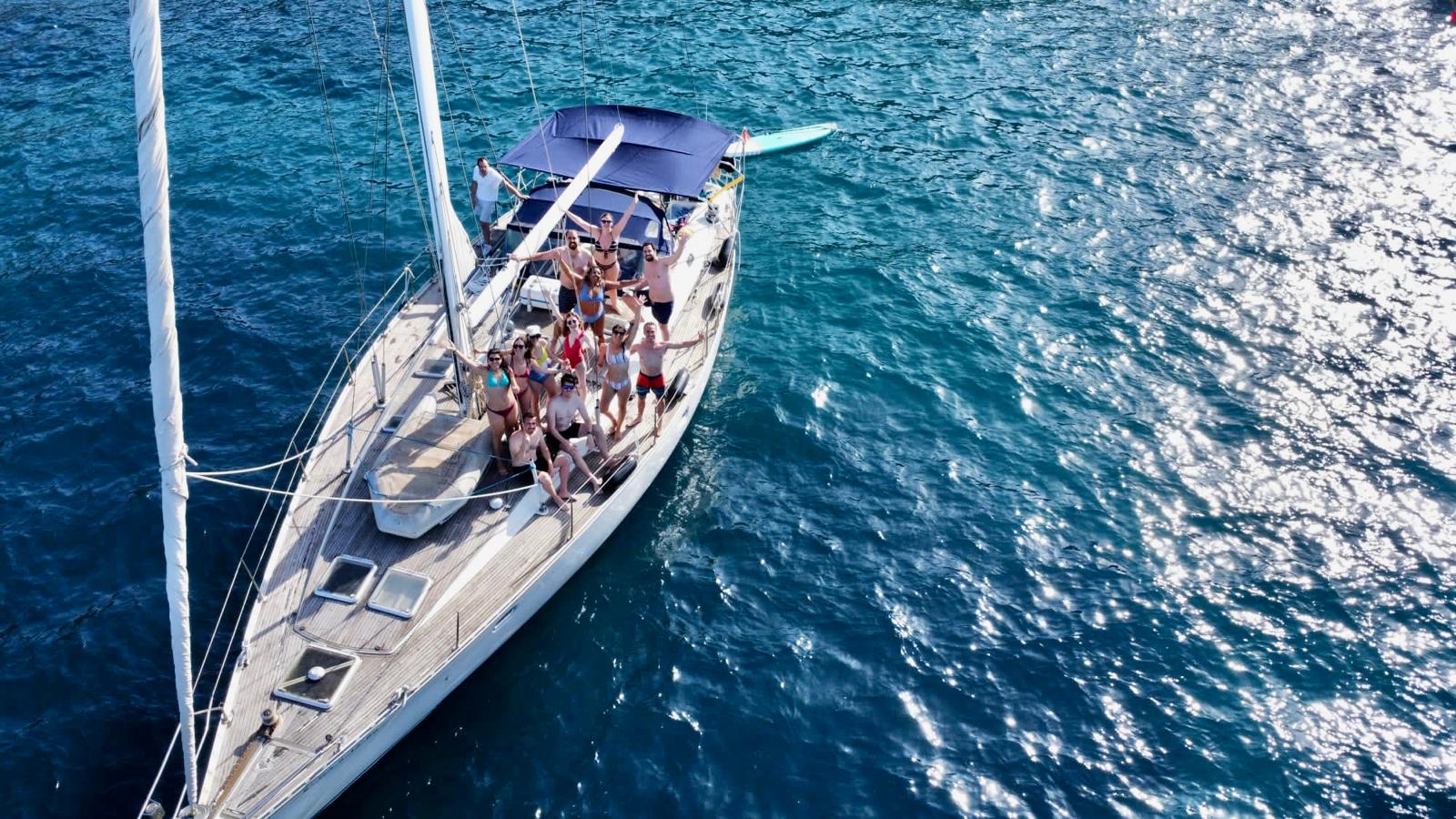 Grupo disfrutando en velero vista aérea