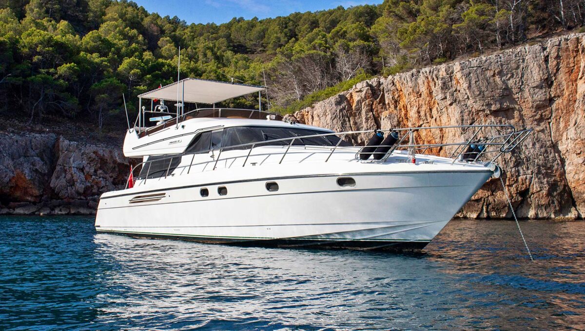 Yate Princess 60 anclado en cala