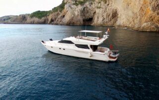 Vista aérea del yate en la Costa Brava