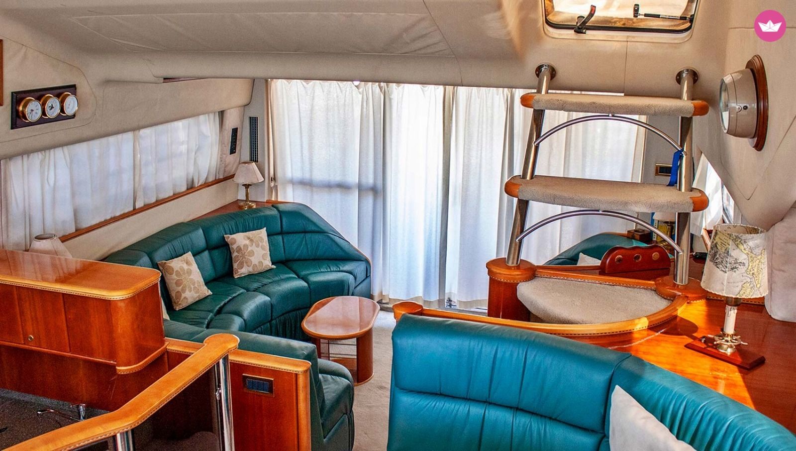 Salón interior de lujo del yate con sofás de cuero